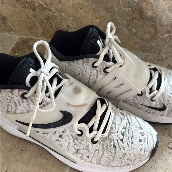Nike White and Black Athletic Sneakers - Picture 2 of 5